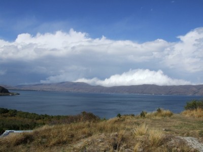 Jezero v cele sve krase-teda ta blizsi strana,cele jezero ma cca 50x20 km