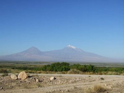 Spali jsme u města Ararat,koukali se na Ararat a večer popíjeli pivo Ararat.Všude Ararat