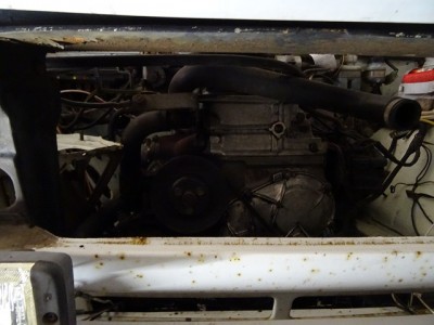 Motor byl z této strany celý obalený olejem s prachem