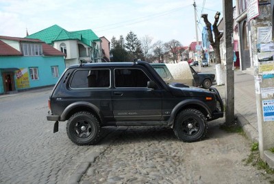 nový kamarád s nivou - docela lestenka, prahy ze silnostennych trubek, motor nejaky fiat tdi, pevnostni dif., no nestacil jsem mu, ale vyjel jsem to, co on, jen jsem mel na taznem drn :)