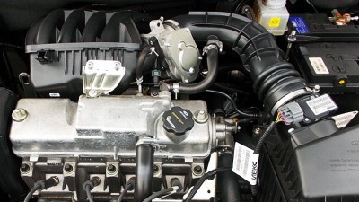 Pri verzii motora 8V sa dotýkajú a prešúchavajú hadice chladiča pri vzduchovom filtri, je potrebná kontrola.