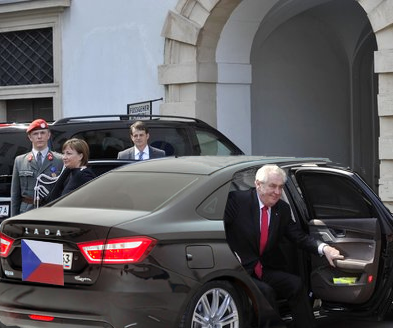 Miloš Zeman na státnické návštěvě v Německu přijel ve voze Lada Vesta