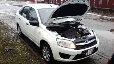 Lada-Granta-vin.jpg (94.35 KiB) Zobrazeno 2454 x Na mojej štítok vin nad svetlom spolujazdca chýba