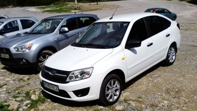 Lada Granta vo Vrátnej pri lanovke.