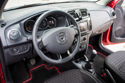 Dacia-Logan-10-ani-26.jpg (99.65 KiB) Zobrazeno 1724 x Aniverse prístrojovka Dacia Logan, podobnosť s Kalinou II zrejmá..