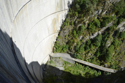 Přehrada (jezero Vidraru). Asi znáte z Top Gearu.