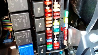 forum-lada-granta4.jpg (49.65 KiB) Zobrazeno 1537 x Zelená nová poistka, tá tiež rachla a vymenená za 15A