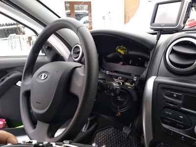 Granta-Forum6.jpg (85.05 KiB) Zobrazeno 1061 x Diera v ktorej sme sa snažili odhaliť riadiacu jednotku TMPS