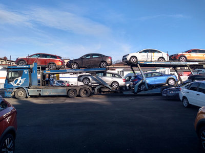 Lada Vesta Cross a Sedan cestuje k zákazníkom