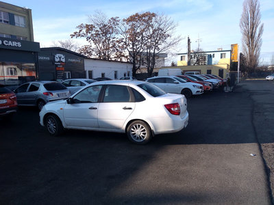 Granta-Sedan2.jpg (108.54 KiB) Zobrazeno 2425 x V pozadí voľné Vesty SW a Cross k predaji