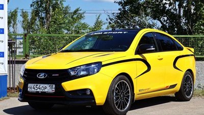 full_p1aojruh1e105h1sfokue1ut41jcd6.jpg (129.3 KiB) Zobrazeno 819 x Lada Vesta Sport Mk.I ako predchodca dnešnej vynovenej verzie mal hlavne iný zadný nárazník a iné doplnky a ich farebné kombinácie. Technika sa pravdepodobne veľmi nezmenila.