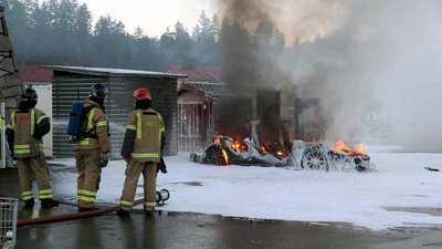 tesla-model-s-2.jpg (36.45 KiB) Zobrazeno 1226 x Tesla pri ohníčku a čo z nej zostalo - po nabití. NIE TO NIE JE SNIEŽIK, špeciálna pena a veselo to horí ďalej.