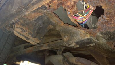 WP_20190908_14_33_19_Pro copy.jpg (75.19 KiB) Zobrazeno 1872 x pravý zadní roh podlahy (pod nosníkem zadní lavice)