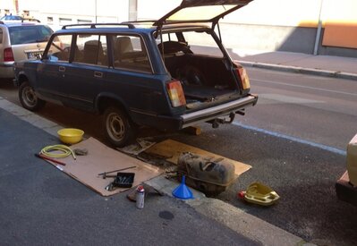 WP_20210904_15_37_04_Pro_crop copy.jpg (89.28 KiB) Zobrazeno 2335 x Vyndání nádrže se ukázalo být "celkem" jednoduché - čtyři hadice, čtyři matice a deset litrů benzínu.