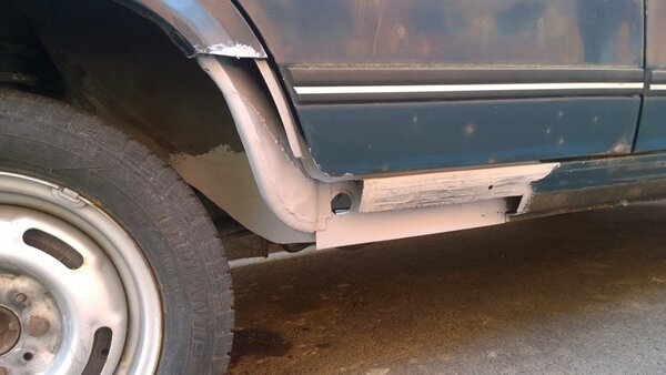 WP_20220531_15_03_51_Pro.jpg (87.28 KiB) Zobrazeno 3579 x roh vnějšího podběhu a kus výztuhy. Tento kus musel být zdravý kvůli navaření napojení prahu k podlaze.