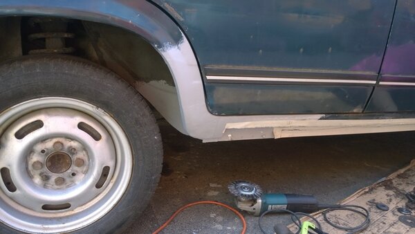 WP_20220614_14_28_41_Pro.jpg (87.74 KiB) Zobrazeno 3579 x Roh blatníku hotov. Teď bude na řadě zbytek prahu a výztuhy.