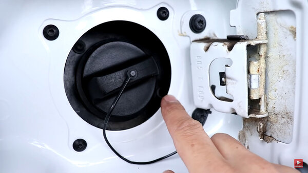 Lada Vesta trhanie motora.jpg (114.09 KiB) Zobrazeno 3280 x Umiestnenie nasávania vzduchu do ktorého padá špina z karosérie a pri tankovaní..