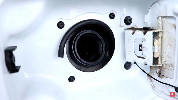 Lada Vesta trhanie motora 2.jpg (97.95 KiB) Zobrazeno 3280 x hadička pre zamedzenie padania bordelu na nasávanie vzduchu