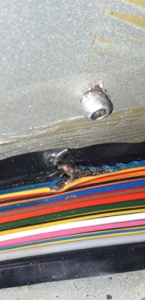 nýt 112.jpg (46.53 KiB) Zobrazeno 17085 x Prosím jen pozor při vrtání a nýtování podběhů, ať nedopadnete jako já a nezpůsobíte si problémy s el.instalací. A to tak, že si neprovrtáte a následně nepřinýtujete el svazek vedoucí v okolo podběhu v zavazadlovém prostoru.....