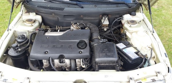 motorový prostor, standart -snad jen nádobka chladící kapaliny a vnitřek termostatu(zůstal po letech stání otevřený a nedovíral