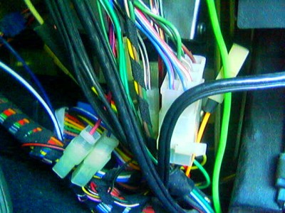 Detail. Vpravo připravený oranžový kabel - výstup na blikače pro krabičku s diodami
